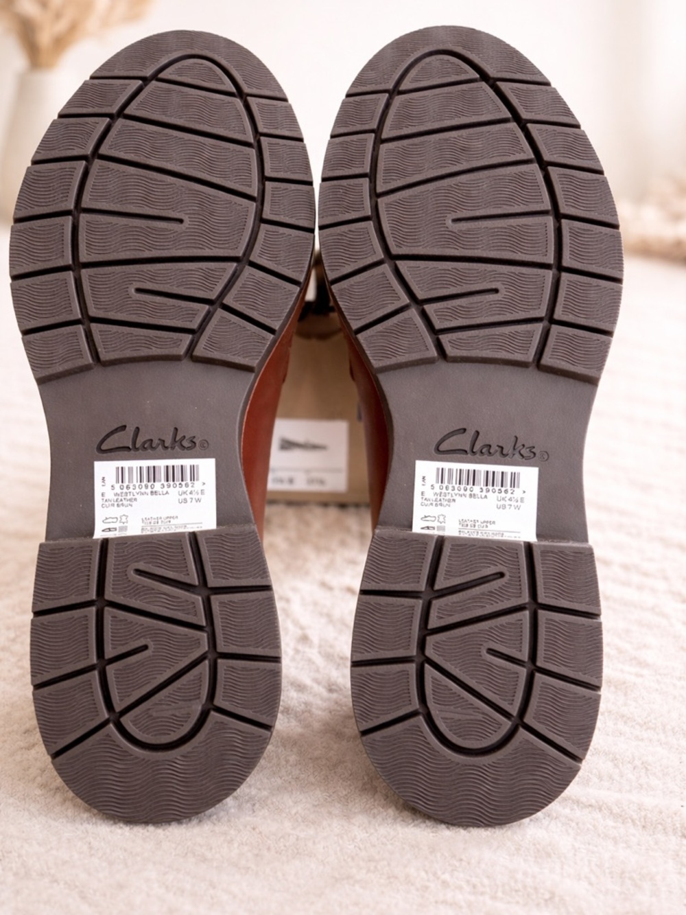 Clarks womens Brown Leather Loafers - Classic Tassel Penny Slip-Ons size 7 NIB - Picture 4 of 5